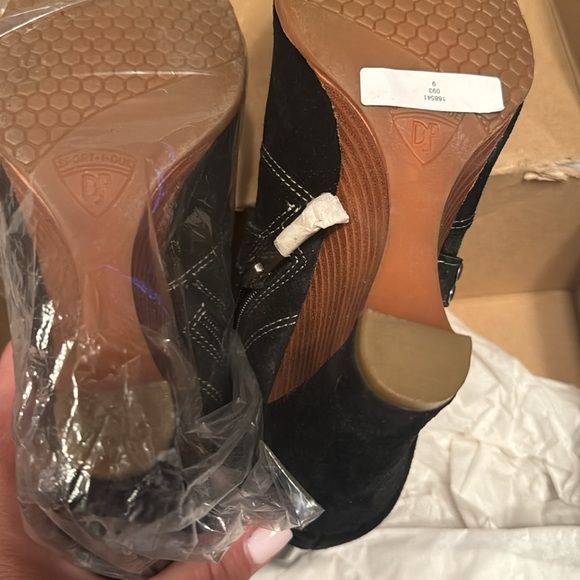 Women’s wedge boots either buckle accent - Picture 2 of 2